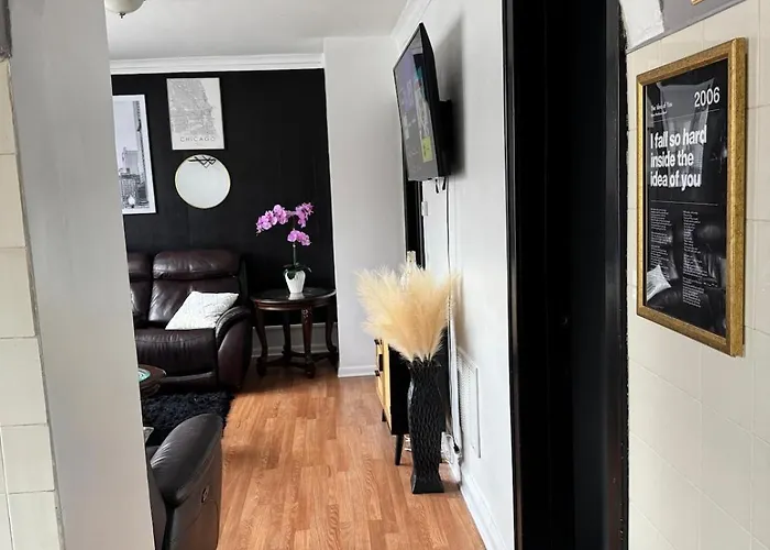 Cozy 3bd - Free Parking & Fast Wifi! Chicago